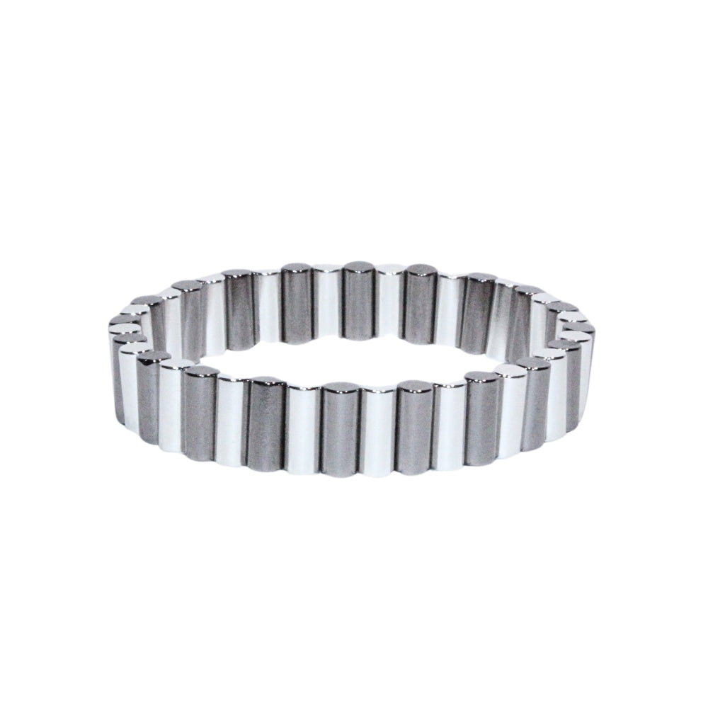 Photo sur fond blanc du bracelet en pierre d'aimant naturelle composé de cylindres argent et nacre.