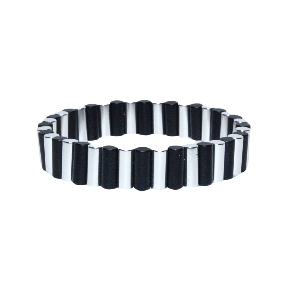 Photo sur fond blanc du bracelet en pierre d'aimant naturelle composé de cylindres noir et argent.