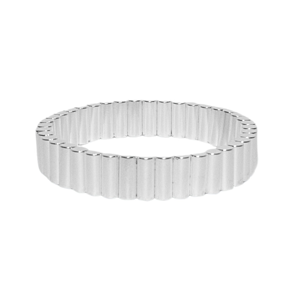 Photo sur fond blanc du bracelet en pierre d'aimant naturelle composé de cylindres argentés.