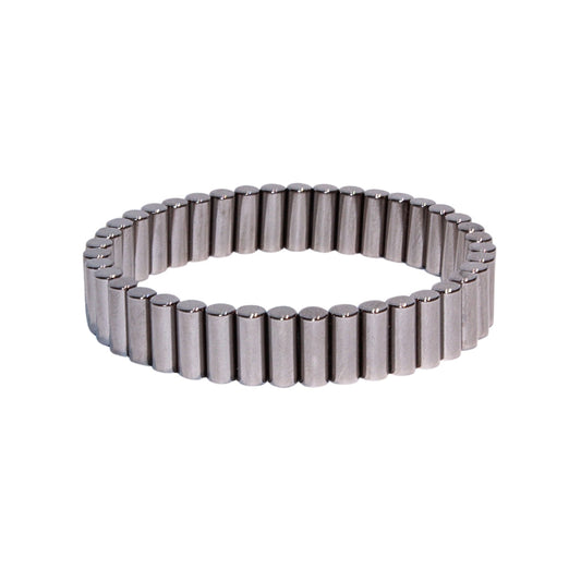 Photo sur fond blanc du bracelet en pierre d'aimant naturelle composé de cylindres nacrés.