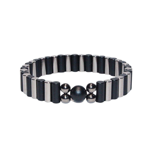 Photo sur fond blanc du bracelet en pierre d'aimant naturelle composé de cylindres et de perles noir et nacre.