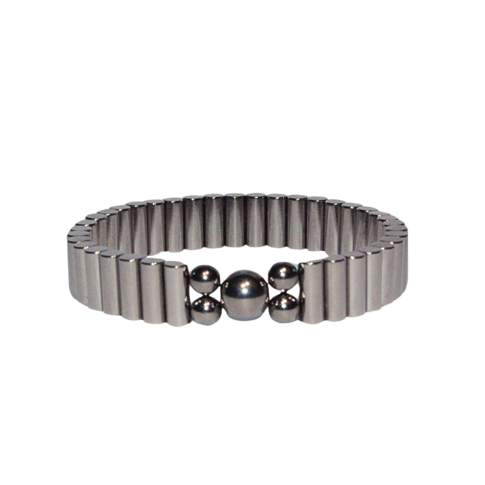 Photo sur fond blanc du bracelet en pierre d'aimant naturelle composé de cylindres et de perles de couleur nacre.