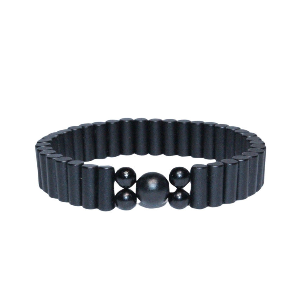 Photo sur fond blanc du bracelet en pierre d'aimant naturelle composé de cylindres et de perles de couleur noire.