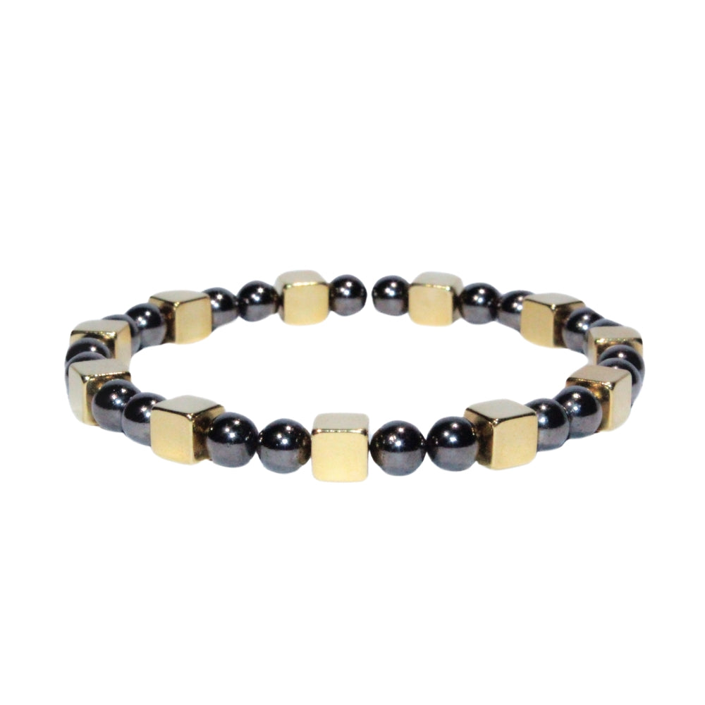 Photo sur fond blanc du bracelet en pierre d'aimant naturelle composé de cubes et de perles dorées et nacres.