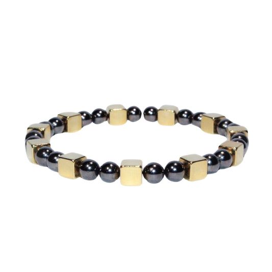 Photo sur fond blanc du bracelet en pierre d'aimant naturelle composé de cubes et de perles dorées et nacres.