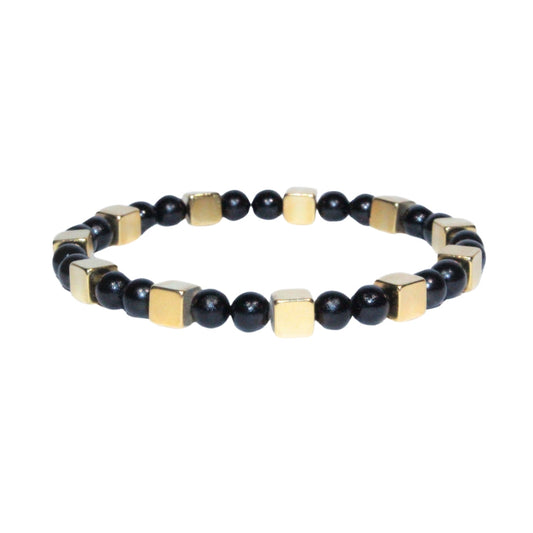 Photo sur fond blanc du bracelet en pierre d'aimant naturelle composé de cubes et de perles dorées et noires.