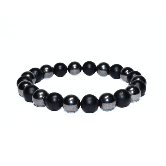 Photo sur fond blanc du bracelet en pierre d'aimant naturelle composé de perles nacre et NOIR.