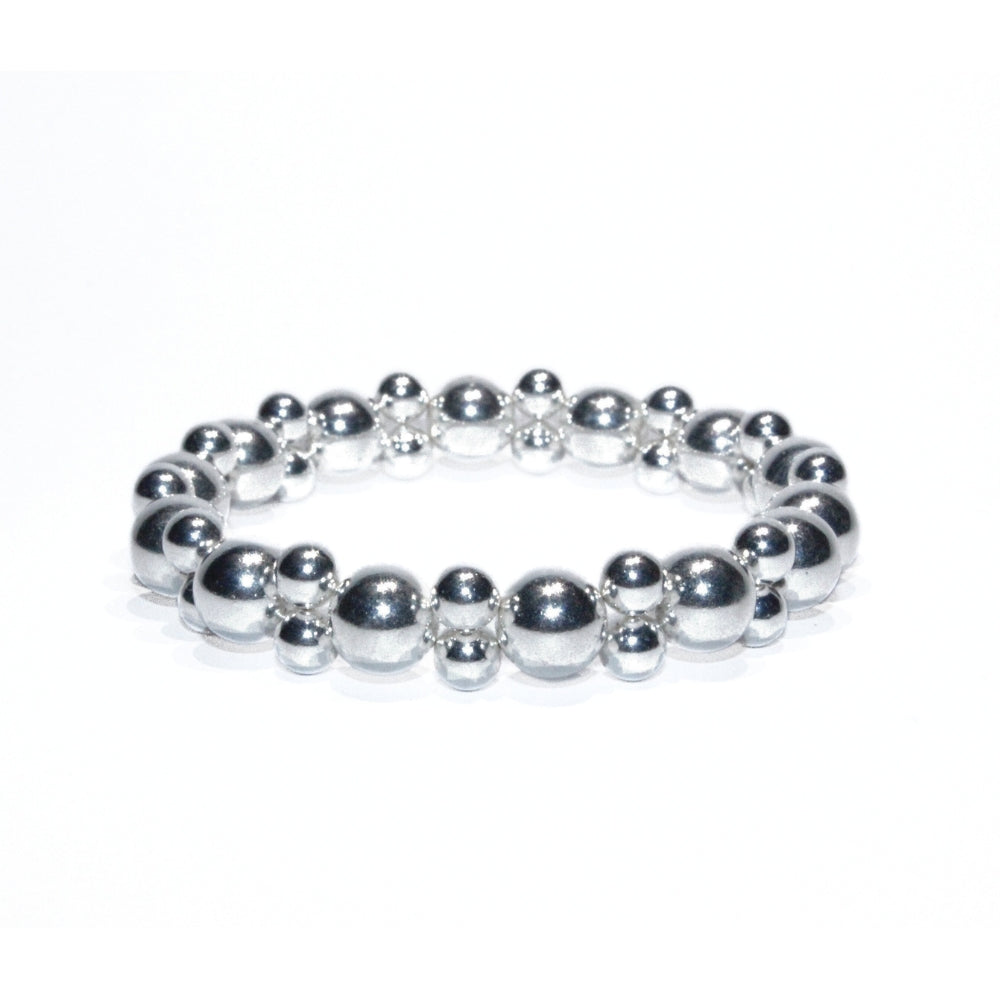 Photo sur fond blanc du bracelet en pierre d'aimant naturelle composé de perles double argentées.