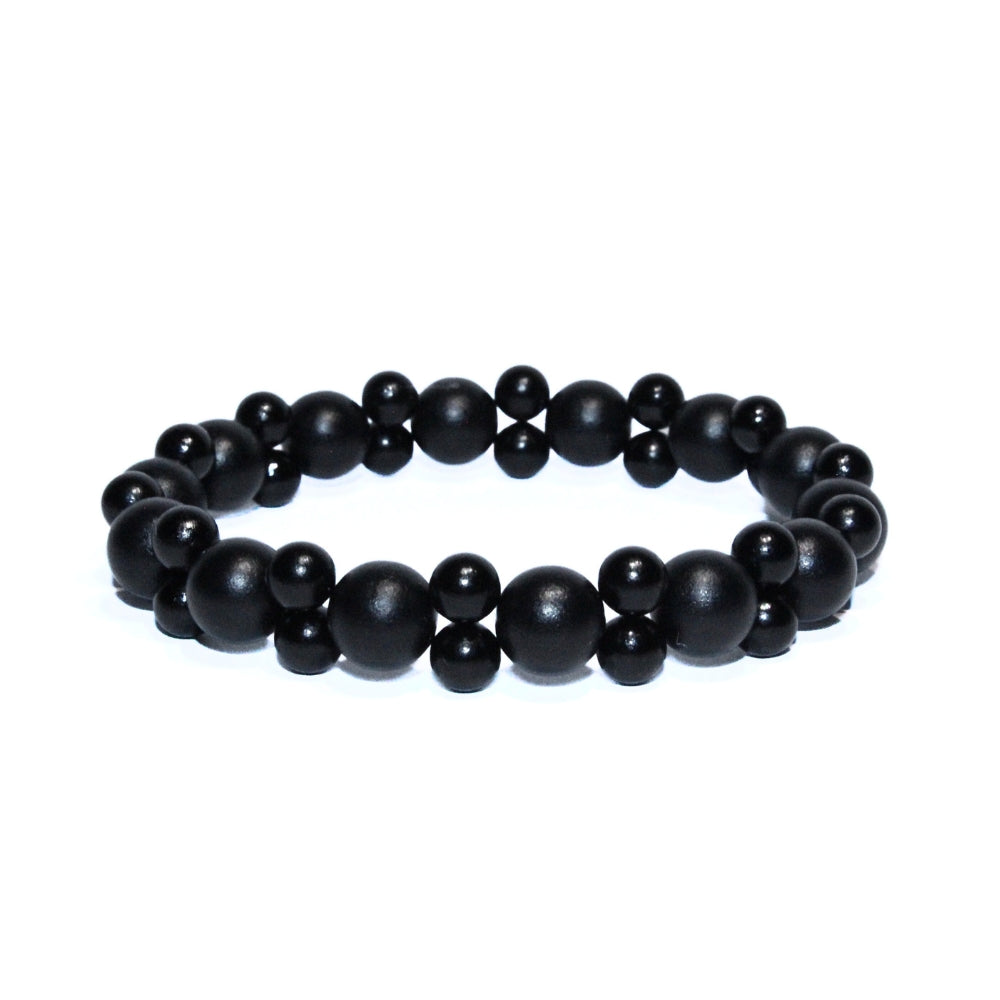 Photo sur fond blanc du bracelet en pierre d'aimant naturelle composé de perles double noires.