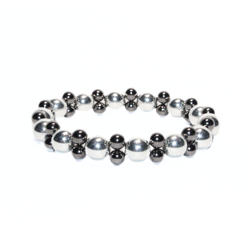 Photo sur fond blanc du bracelet en pierre d'aimant naturelle composé de perles double argentées et nacrées.