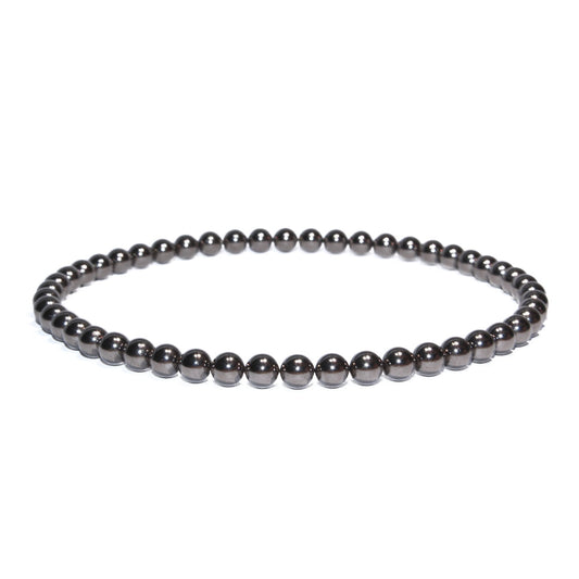 Photo sur fond blanc du bracelet de cheville en pierre d'aimant naturelle composé de perles nacrées.