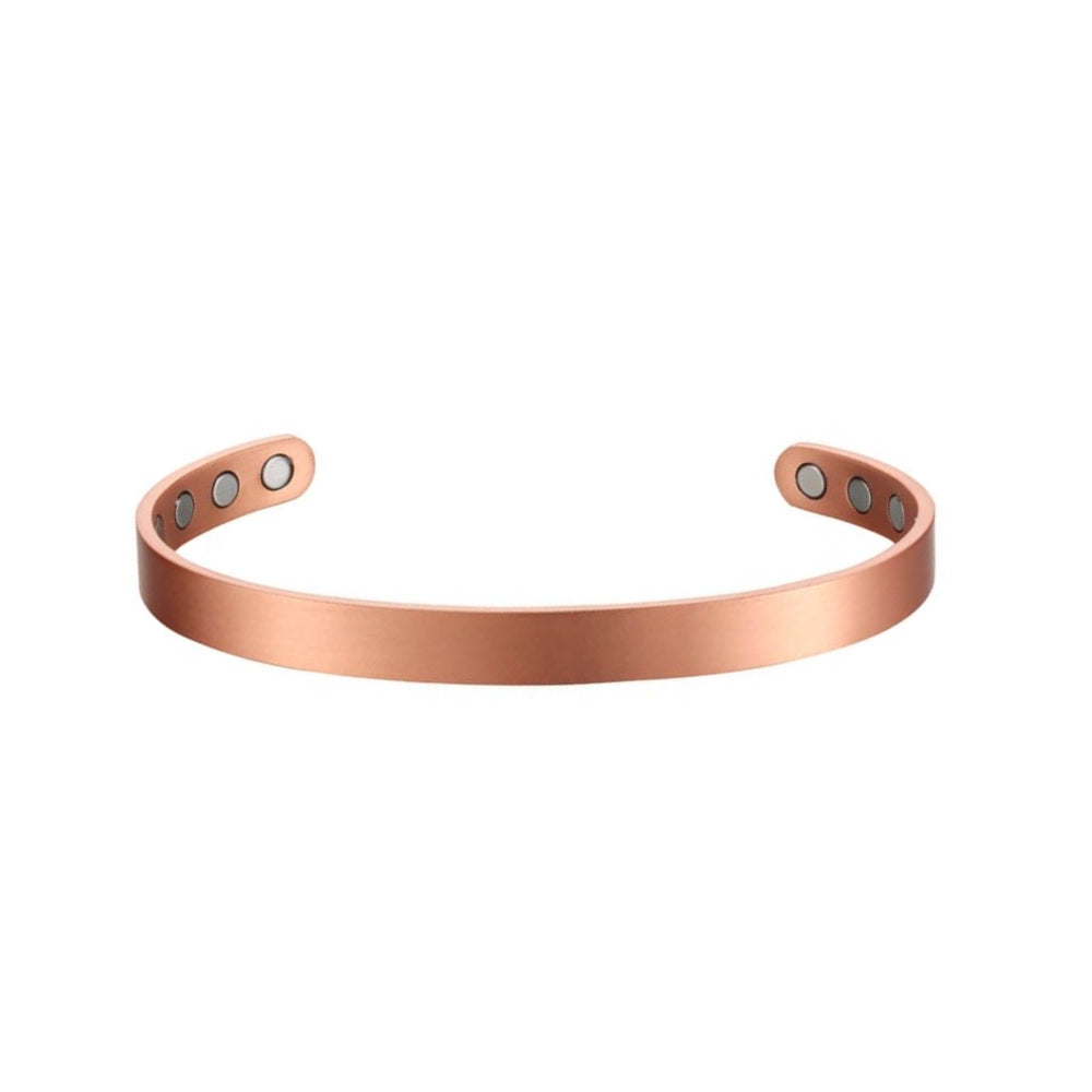 Photo sur fond blanc d'un bracelet de cheville en cuivre avec des coeurs.