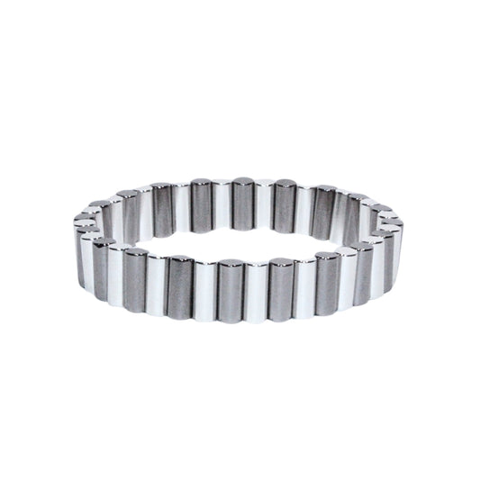 Photo sur fond blanc du bracelet en pierre d'aimant naturelle composé de cylindres argent et nacre.