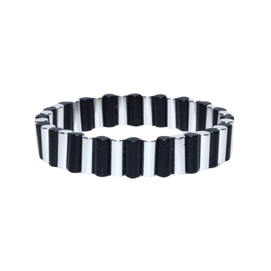 Photo sur fond blanc du bracelet en pierre d'aimant naturelle composé de cylindres noir et argent.