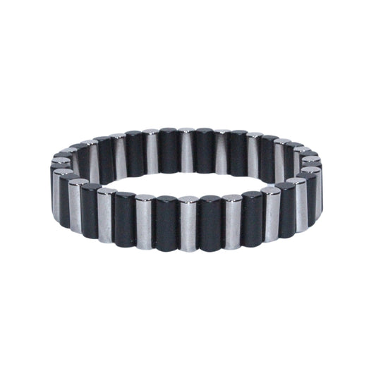 Photo sur fond blanc du bracelet en pierre d'aimant naturelle composé de cylindres noir et nacre.