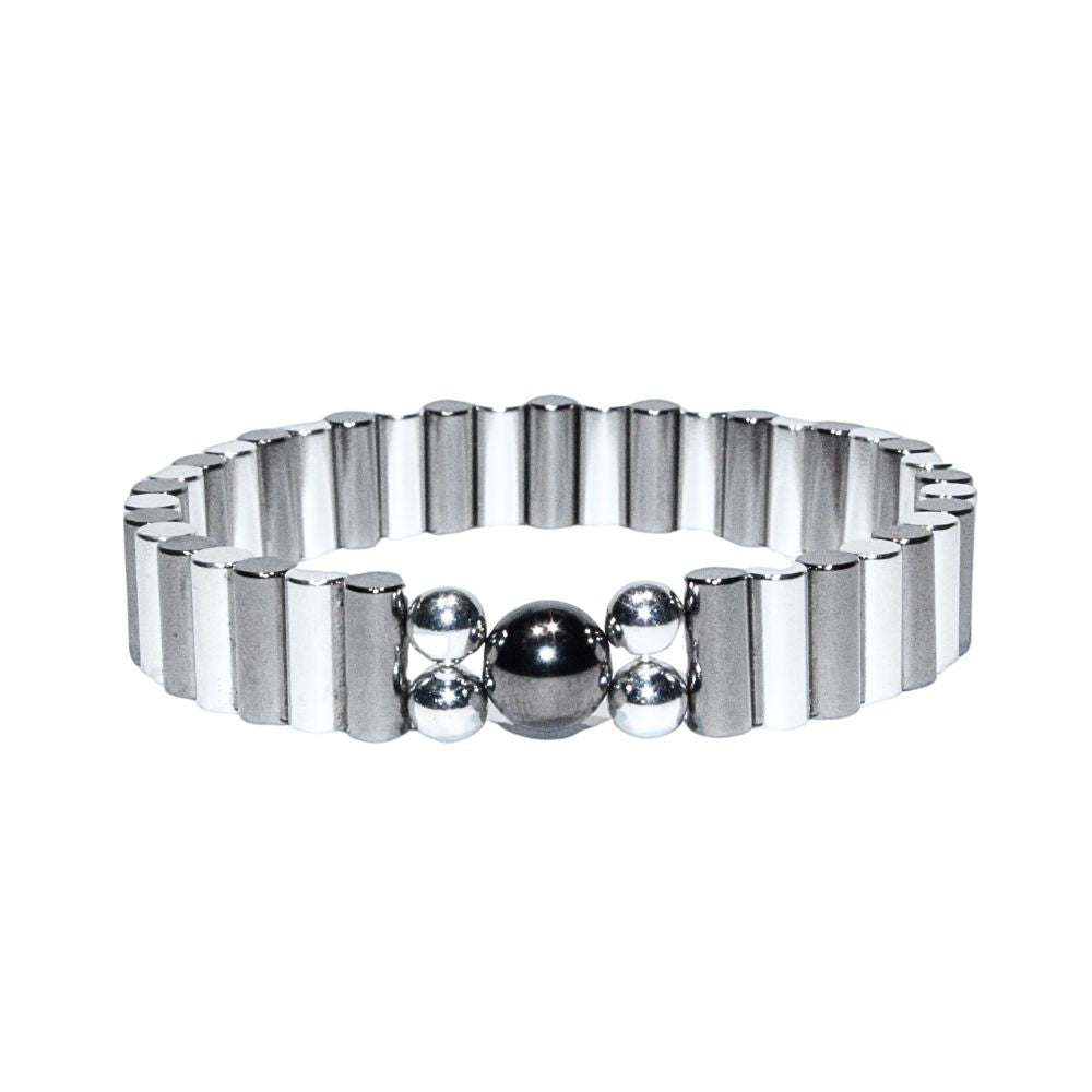 Photo sur fond blanc du bracelet en pierre d'aimant naturelle composé de cylindres et de perles argent et nacre.