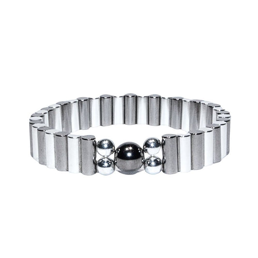 Photo sur fond blanc du bracelet en pierre d'aimant naturelle composé de cylindres et de perles argent et nacre.
