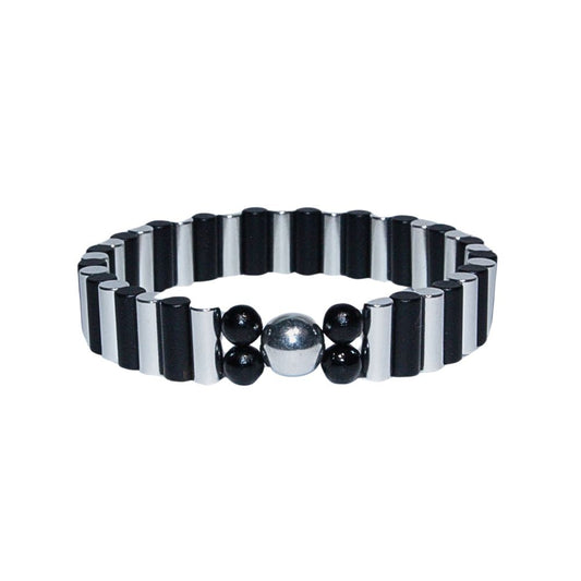 Photo sur fond blanc du bracelet en pierre d'aimant naturelle composé de cylindres et de perles argent et noir.