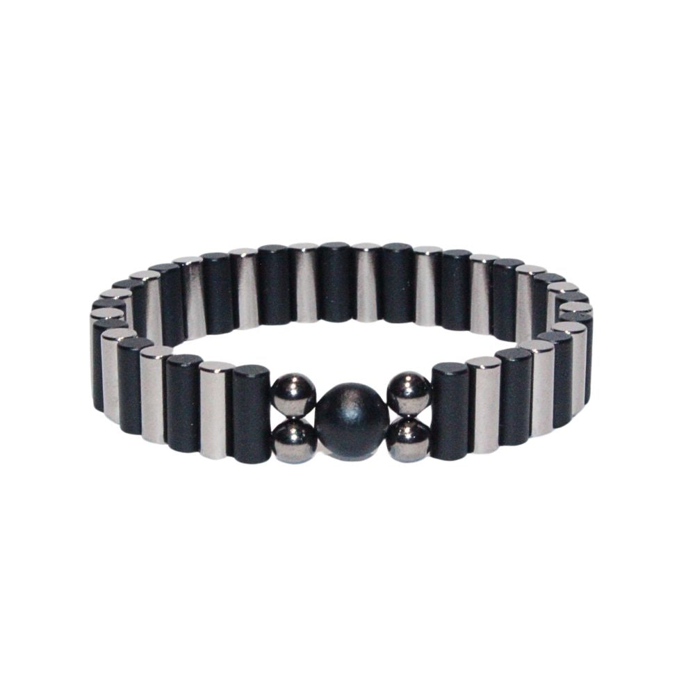 Photo sur fond blanc du bracelet en pierre d'aimant naturelle composé de cylindres et de perles noir et nacre.