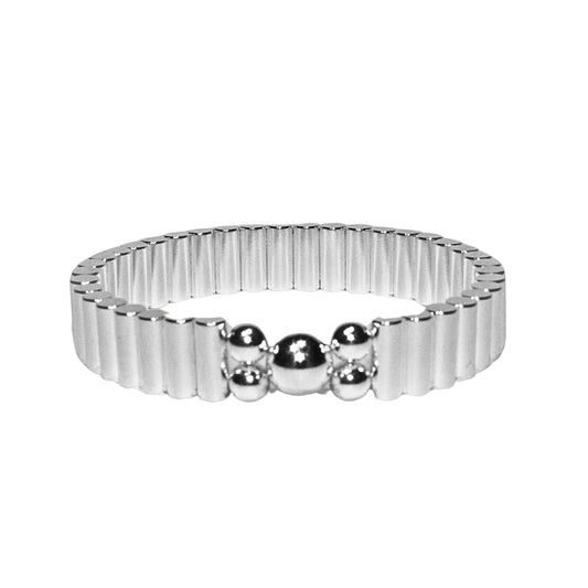 Photo sur fond blanc du bracelet en pierre d'aimant naturelle composé de cylindres et de perles de couleur argentée.