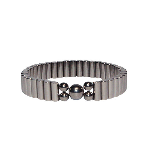 Photo sur fond blanc du bracelet en pierre d'aimant naturelle composé de cylindres et de perles de couleur nacre.