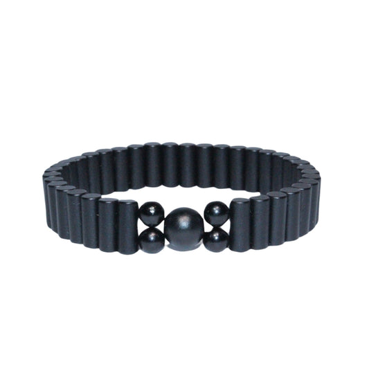 Photo sur fond blanc du bracelet en pierre d'aimant naturelle composé de cylindres et de perles de couleur noire.