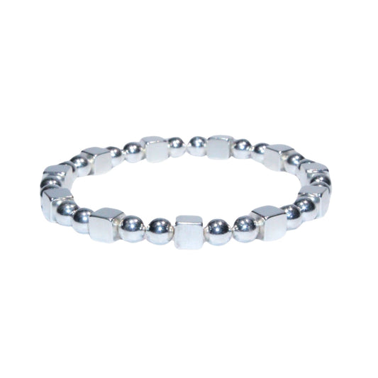 Photo sur fond blanc du bracelet en pierre d'aimant naturelle composé de perles et de cubes de couleur argent.