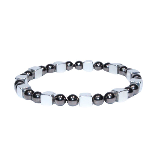 Photo sur fond blanc du bracelet en pierre d'aimant naturelle composé de cubes et de perles argentées et nacres.