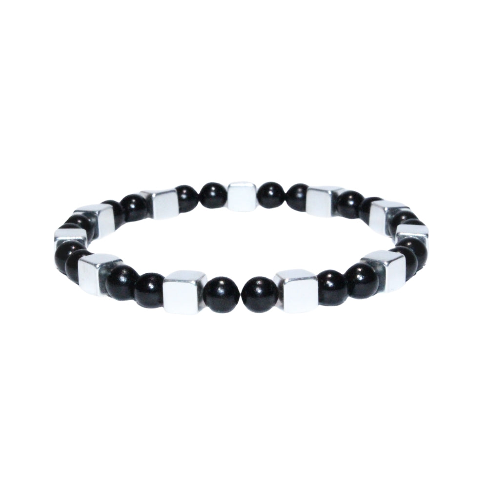 Photo sur fond blanc du bracelet en pierre d'aimant naturelle composé de cubes et de perles argentées et noires.