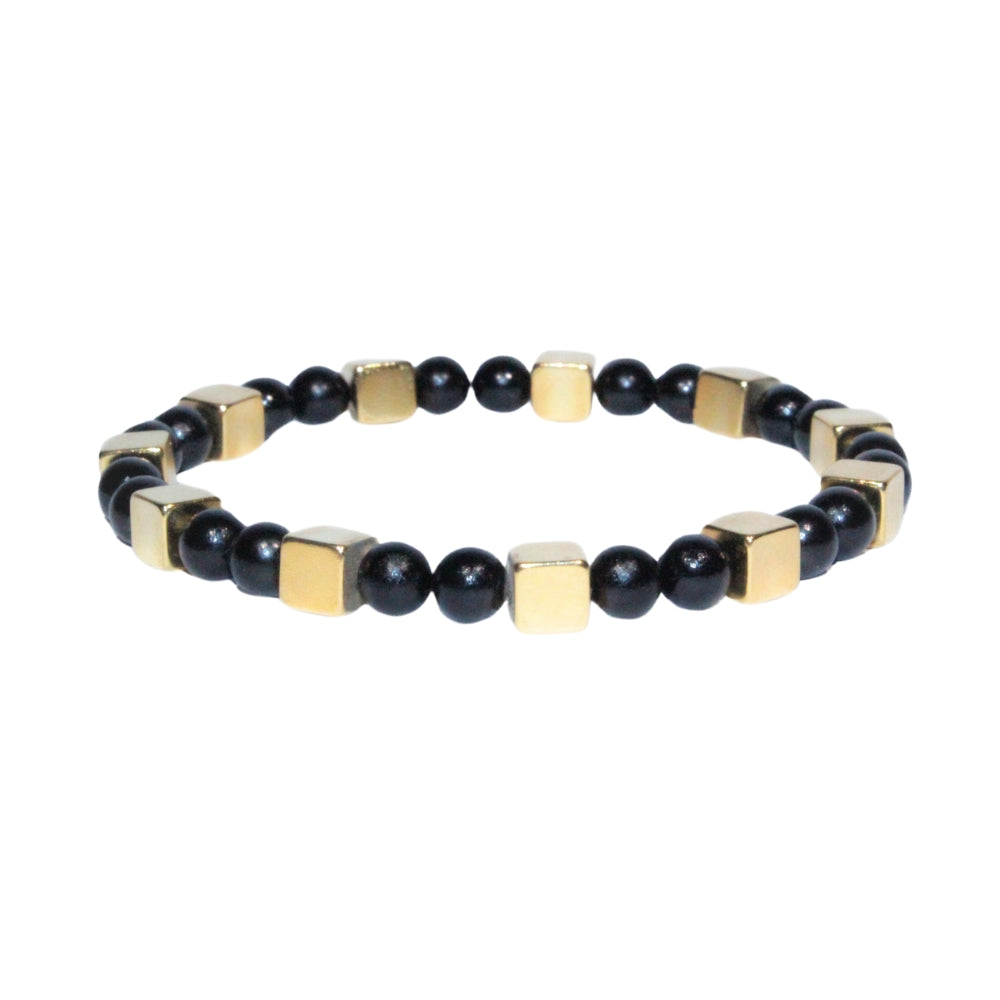 Photo sur fond blanc du bracelet en pierre d'aimant naturelle composé de cubes et de perles dorées et noires.