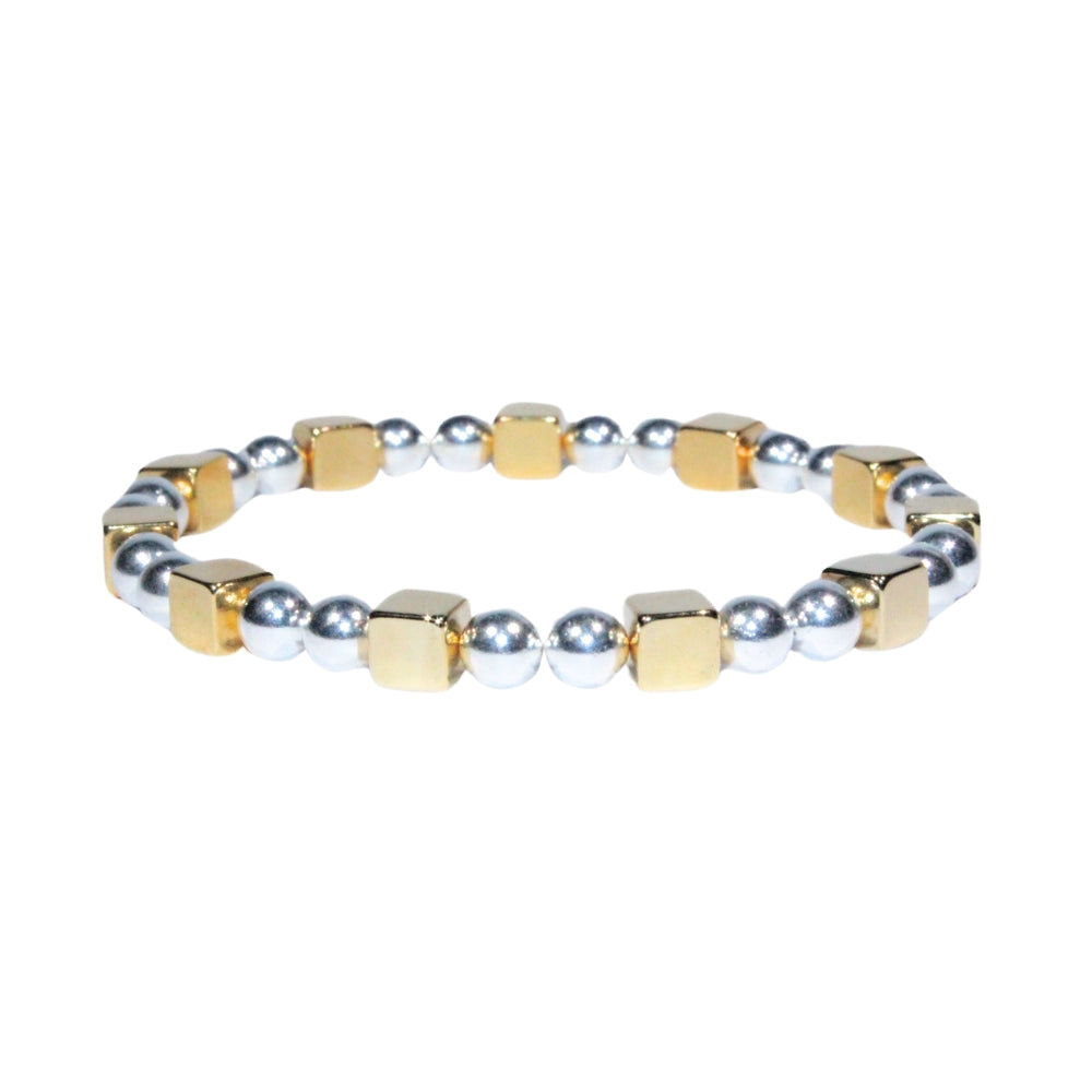 Photo sur fond blanc du bracelet en pierre d'aimant naturelle composé de cubes et de perles dorées et argentées.