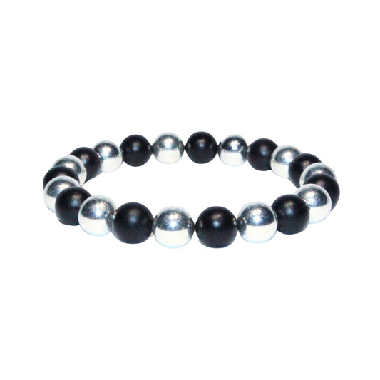 Photo sur fond blanc du bracelet en pierre d'aimant naturelle composé de perles nOIR et argent.