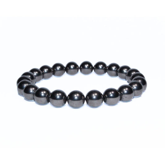 Photo sur fond blanc du bracelet en pierre d'aimant naturelle composé de perles nacrées.