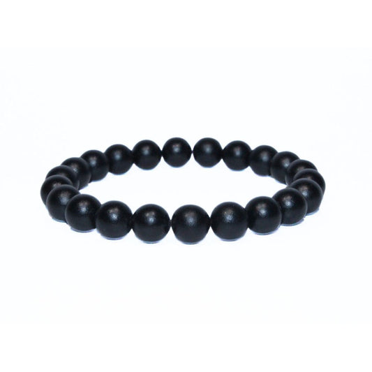 Photo sur fond blanc du bracelet en pierre d'aimant naturelle composé de perles noires.