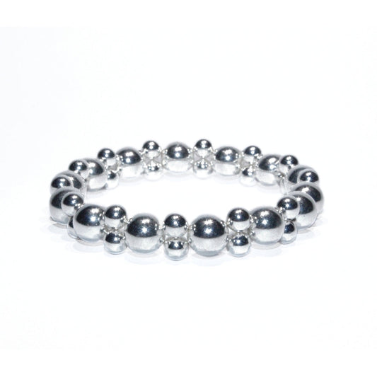Photo sur fond blanc du bracelet en pierre d'aimant naturelle composé de perles double argentées.