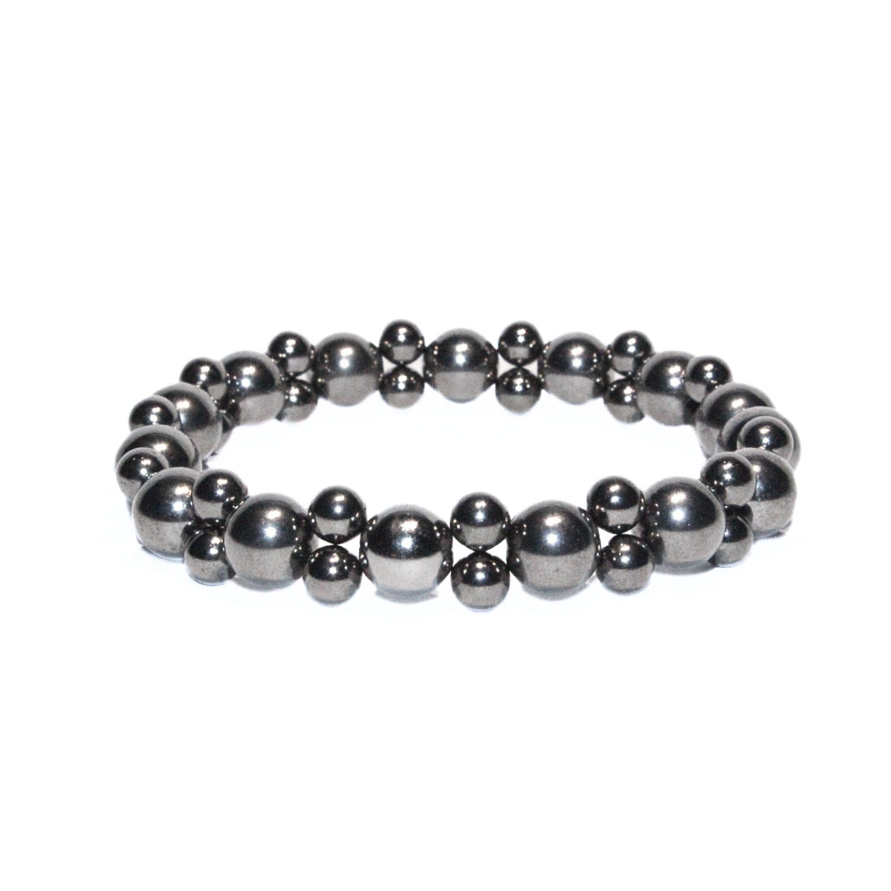 Photo sur fond blanc du bracelet en pierre d'aimant naturelle composé de perles double nacrées.