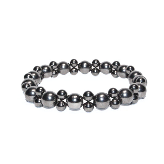 Photo sur fond blanc du bracelet en pierre d'aimant naturelle composé de perles double nacrées.