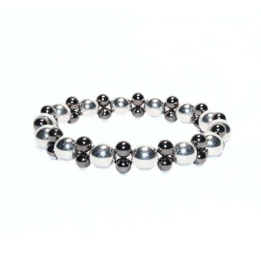 Photo sur fond blanc du bracelet en pierre d'aimant naturelle composé de perles double argentées et nacrées.