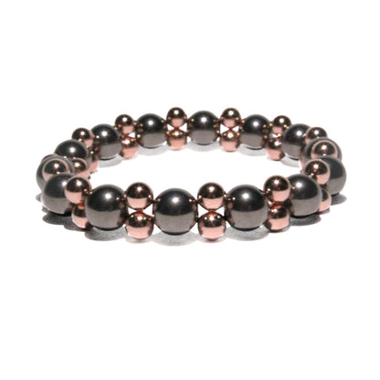 Photo sur fond blanc du bracelet en pierre d'aimant naturelle composé de perles double nacrées et rosées.