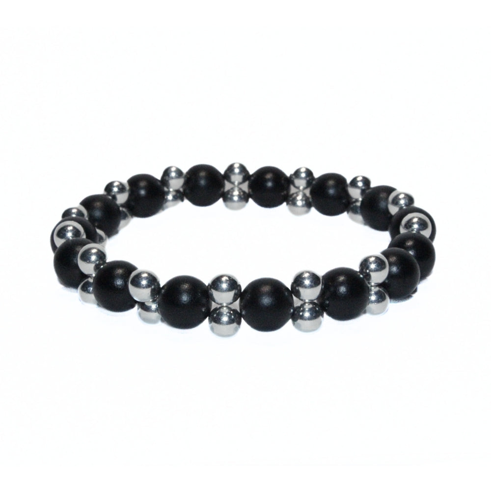 Photo sur fond blanc du bracelet en pierre d'aimant naturelle composé de perles double noires et nacrées.