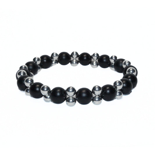 Photo sur fond blanc du bracelet en pierre d'aimant naturelle composé de perles double noires et nacrées.