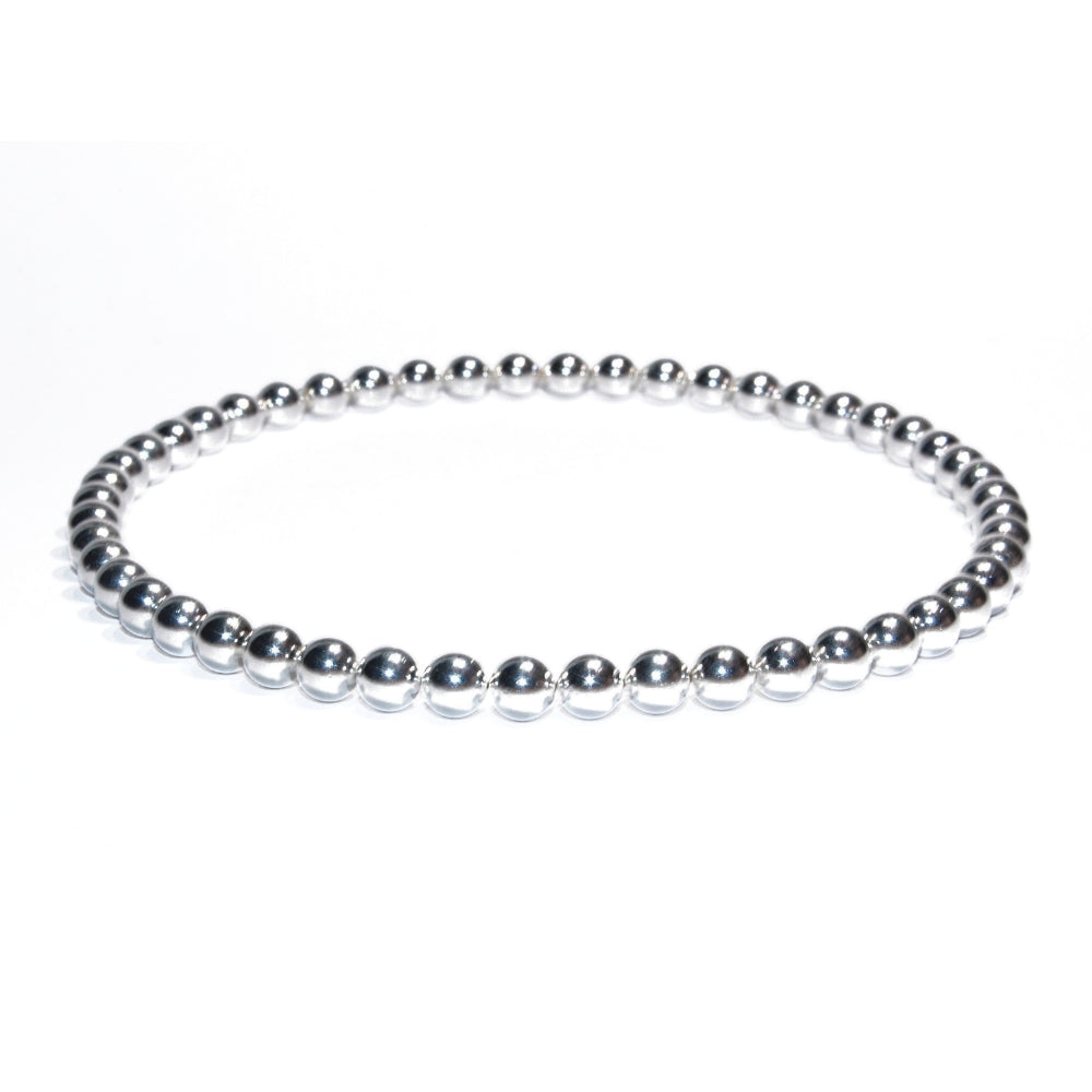Photo sur fond blanc du bracelet de cheville en pierre d'aimant naturelle composé de perles argentées.