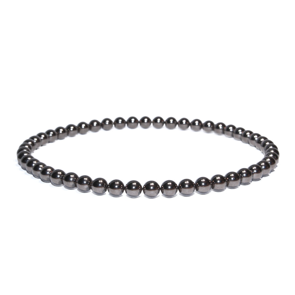 Photo sur fond blanc du bracelet de cheville en pierre d'aimant naturelle composé de perles nacrées.