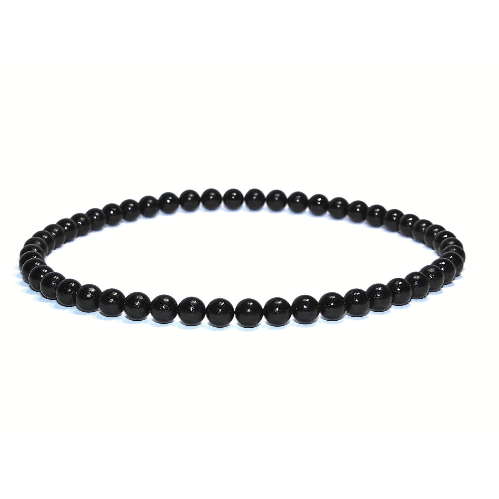 Photo sur fond blanc du bracelet de cheville en pierre d'aimant naturelle composé de perles noires.