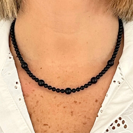 Photo sur fond blanc d'un collier en perles d'aimant pour femme noir.